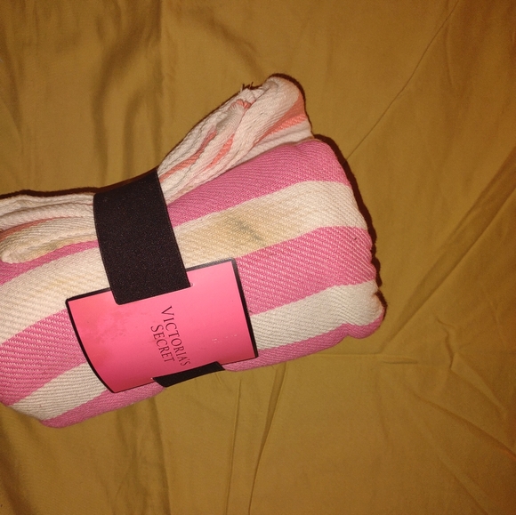 BUNDLE DEAL!!! Victorias Secret Limited Edition 2015 & 2017 Beach Blankets - Picture 14 of 14